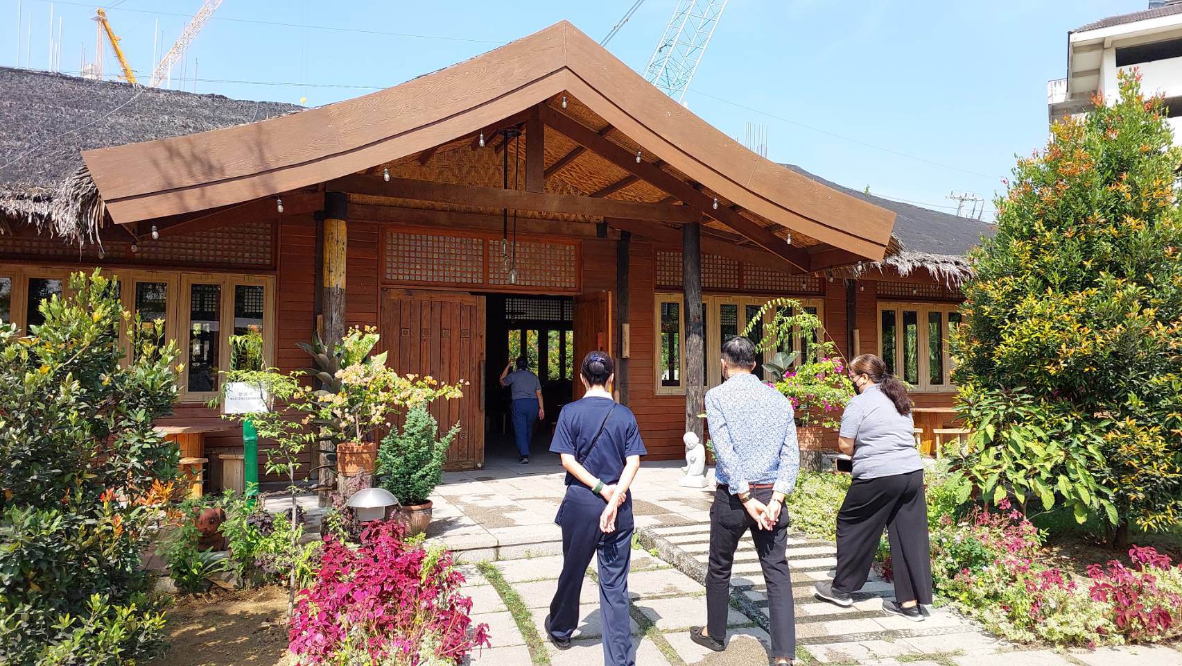 Dropping by the Tzu Chi coffee shop.【Photo by Jerom Bacarra】