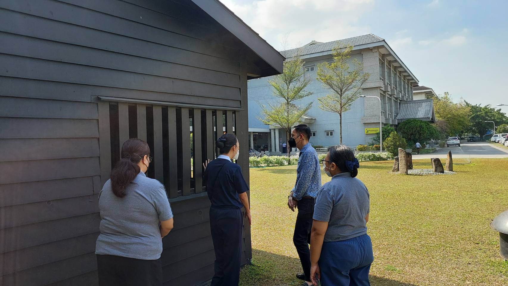 Tzu Chi volunteers explain the significance of the wooden cabin, a replica of the one Dharma Master Cheng Yen used to live in during her humble beginnings.【Photo by Jerom Bacarra】