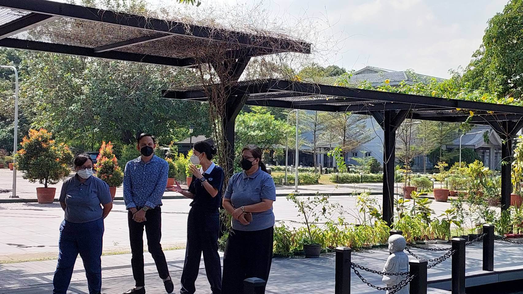 Dingalan Mayor Shierwin Taay gets the guided tour of the Buddhist Tzu Chi Campus grounds.【Photo by Jerom Bacarra】