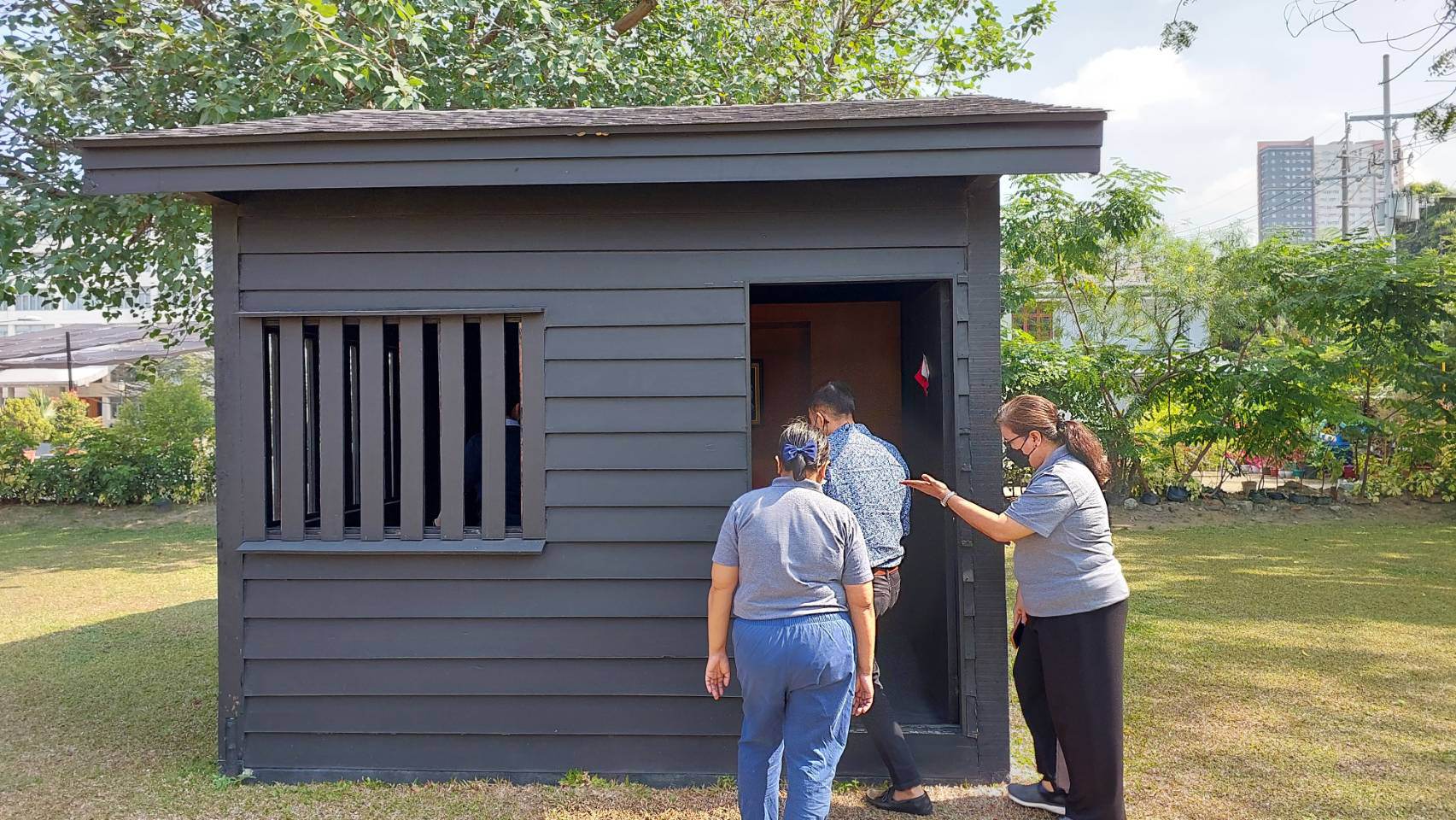 Tzu Chi volunteers explain the significance of the wooden cabin, a replica of the one Dharma Master Cheng Yen used to live in during her humble beginnings.【Photo by Jerom Bacarra】