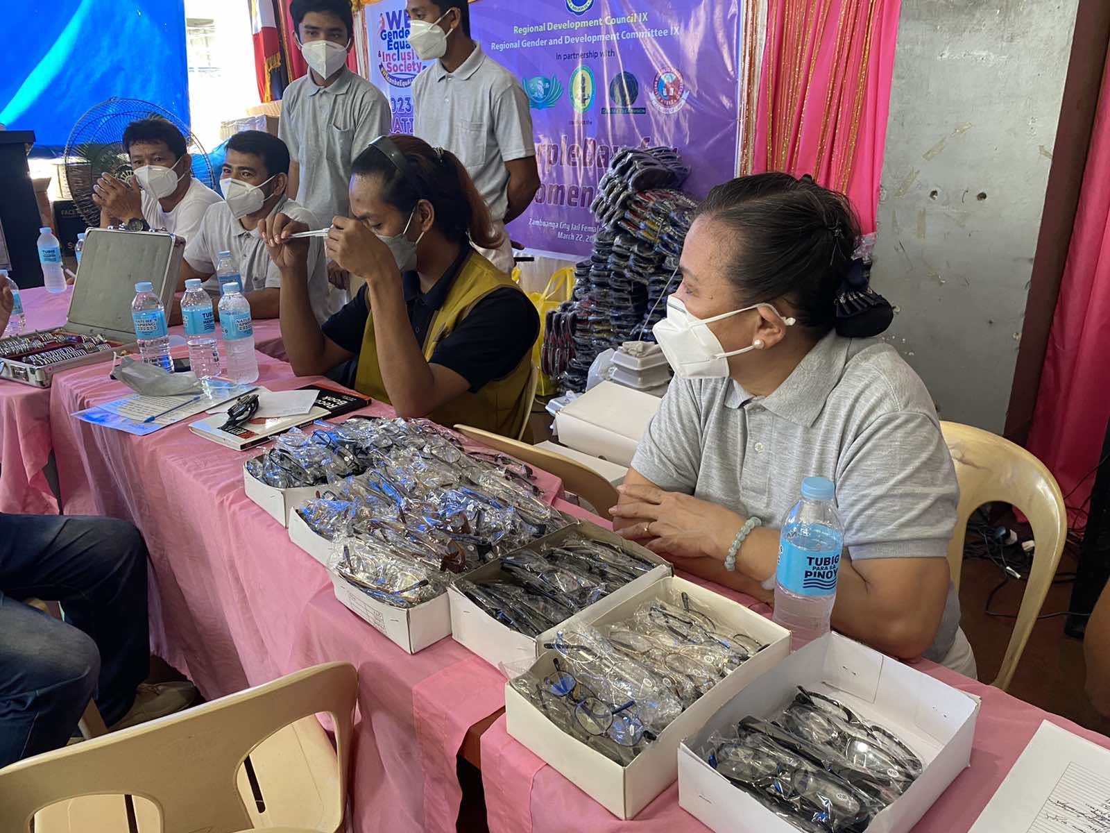 124 patients receive reading glasses from Tzu Chi Zamboanga.
