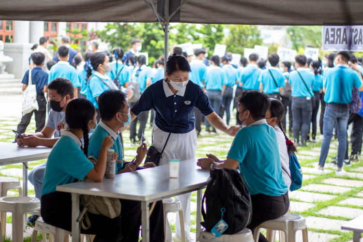 Tzu Chi Philippines Deputy CEO and OIC Woon Ng (standing) shares a light moment with scholars. 【Photo by Matt Serrano】