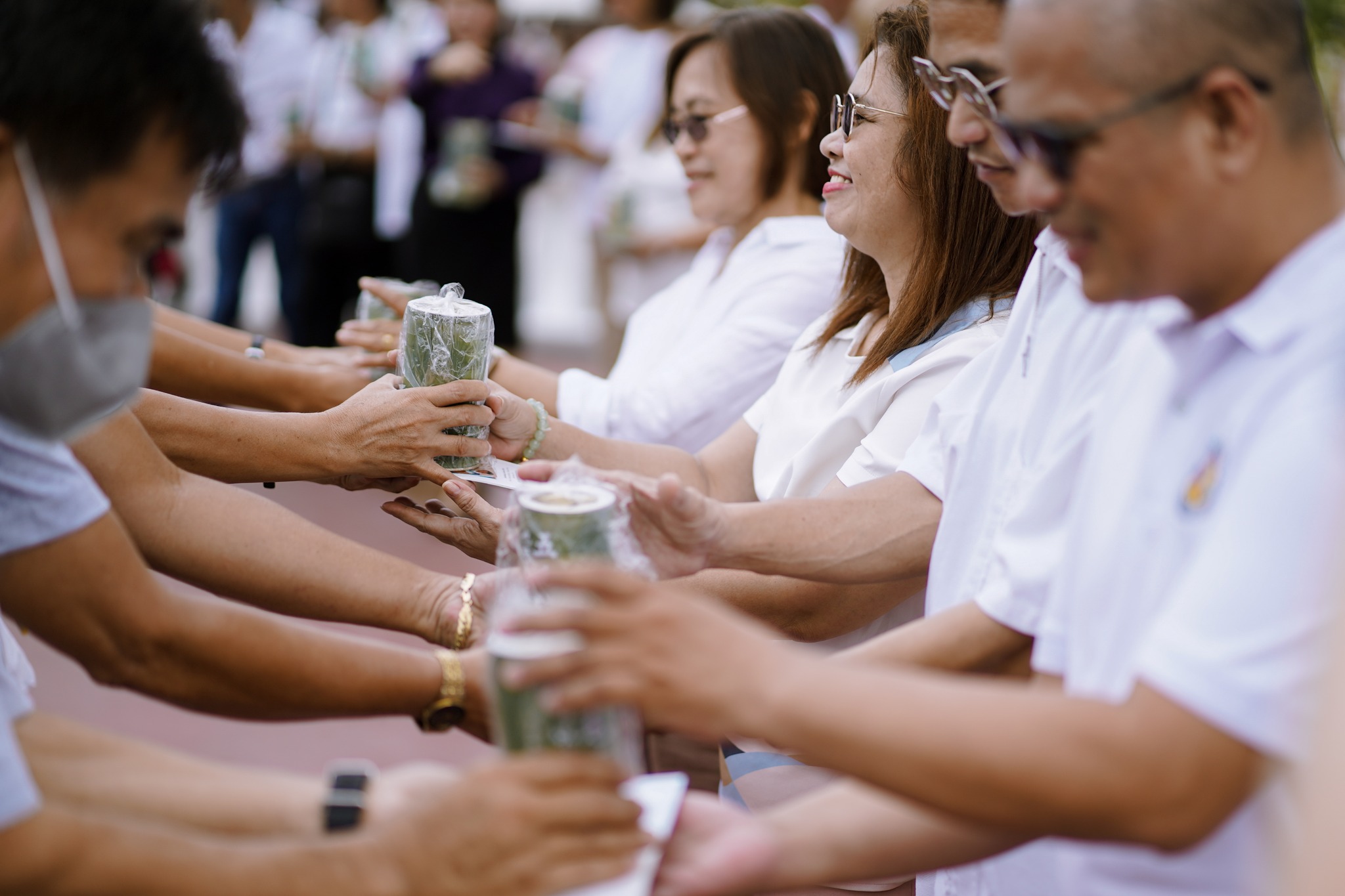 Tabaco City LGU employees individually receive their own coin banks from Tzu Chi volunteers. 【Photo from Tabaco City LGU media team】