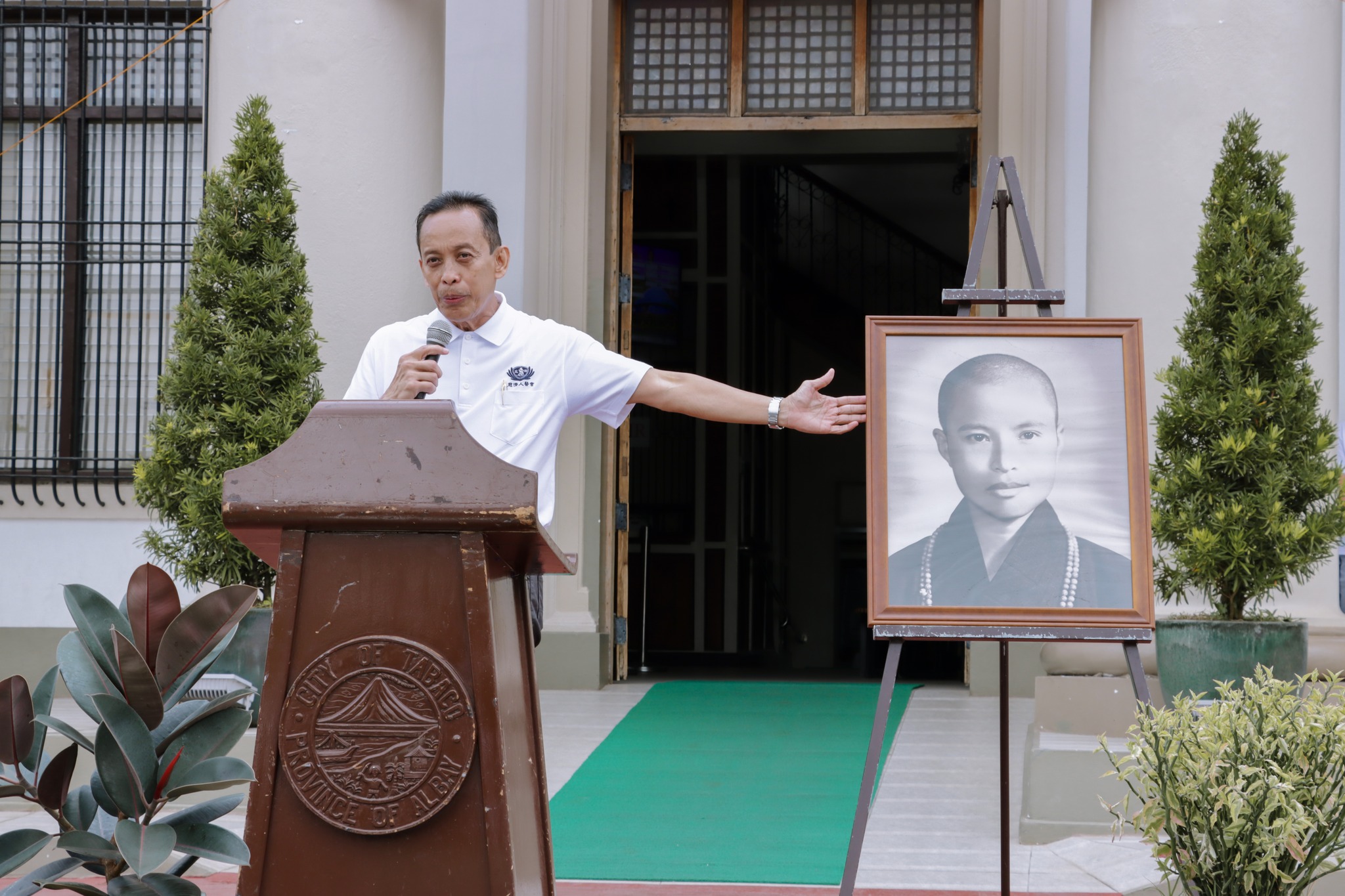 Tzu Chi International Medical Association (TIMA) doctor, Dr. Geoffrey Lopecillo, introduces the Tzu Chi Foundation to the Tabaco City LGU. 【Photo from Tabaco City LGU media team】