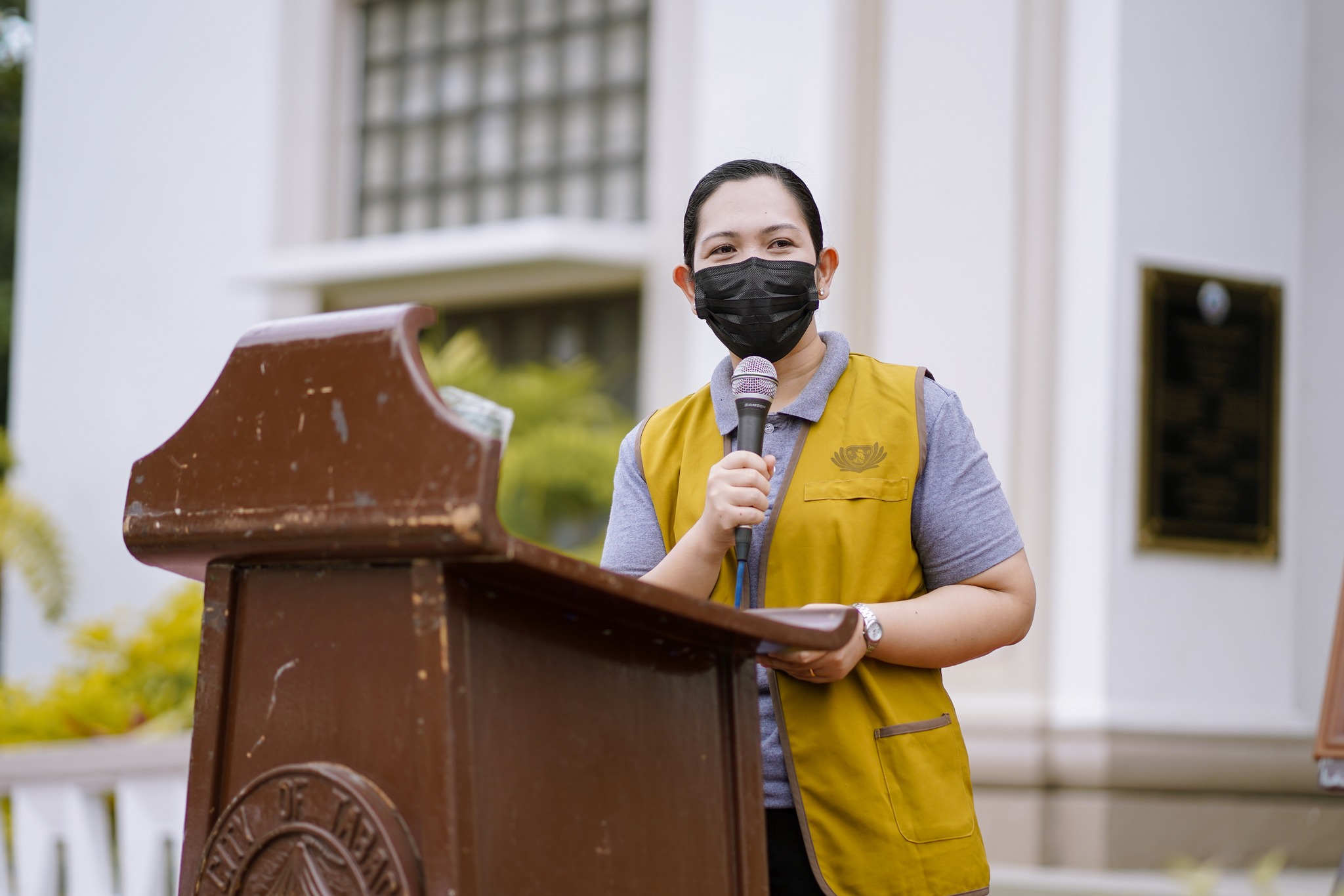 Tzu Chi Bicol social worker Karen Palermo shares words of encouragement through a Jing Si Aphorism. 【Photo from Tabaco City LGU media team】