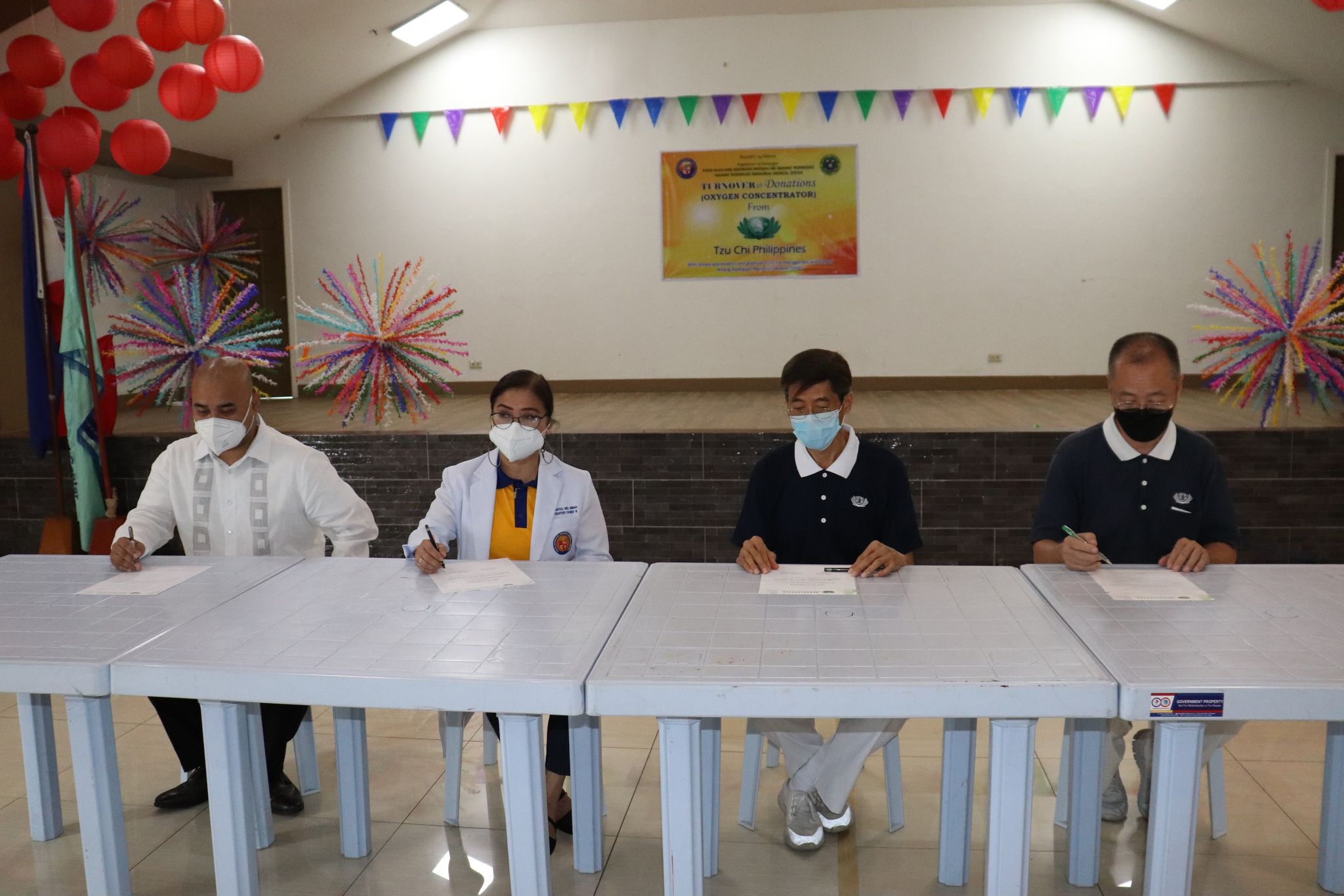 From left to right: Chief of Staff of Congresswoman Maan Teodoro (Marikina City, 1st District), Atty. Jerome Matas; medical center chief II of ARMMC, Dr. Imelda M. Mateo; and Tzu Chi volunteers sign a Donation Acknowledgement Receipt and Deed of Acceptance to formally receive the donation of oxygen concentrators for Amang Rodriquez Memorial Medical Center (ARMMC). 【Photo by ARMMC】