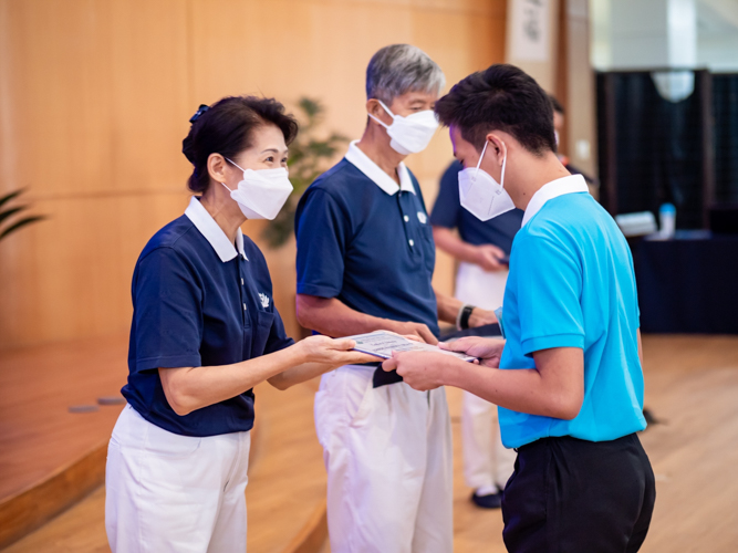 Tzu Chi Deputy CEO and OIC Woon Ng (left) hands a certificate to a new scholar in a symbolic awarding ceremony. 【Photo by Daniel Lazar】