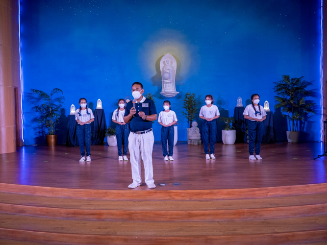 Tzu Chi Palo (Leyte) Coordinator Randy Militante (third from left) introduces Palo scholars Kristel Gutierrez, Roselyn Baguion, Angela Coritana, Rejielyn Villablanca, and Natasha Dayata in the segment “Power of Youth.”【Photo by Matt Serrano】