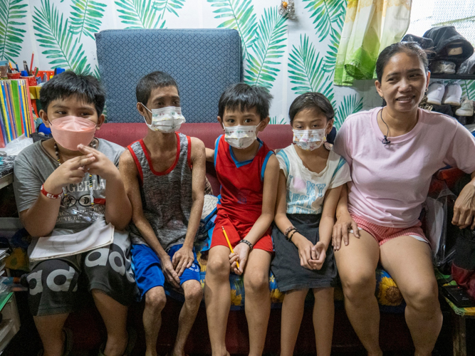 Solo parent Jocelyn Arreza (first from right) with her children (from left) Timothy, Jasper, Prince, and Tzu Chi scholar Princess. 【Photo by Matt Serrano】