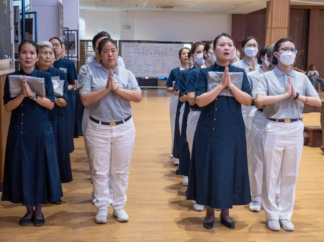 With their mentors by their side, volunteers in training prepare to make their way to the stage to receive their official uniform. 【Photo by Matt Serrano】