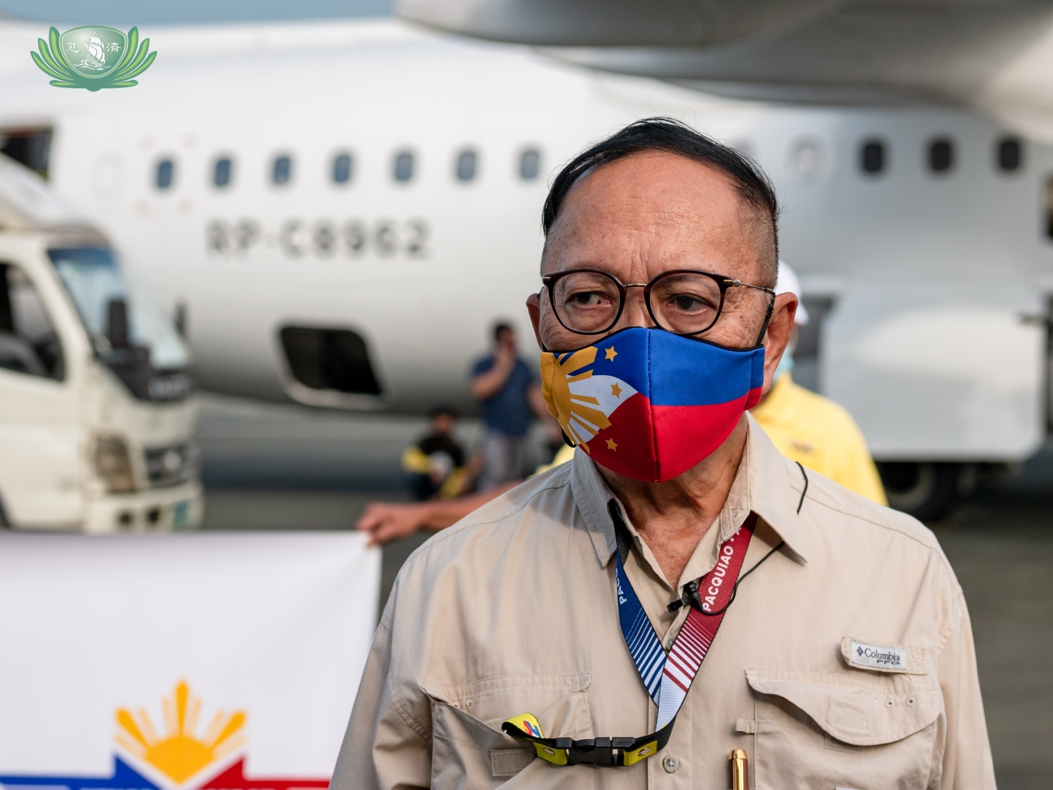 Tzu Chi volunteers thank Buddy Zamora for helping ferry donated blankets to Tacloban. 【Photo by Daniel Lazar】