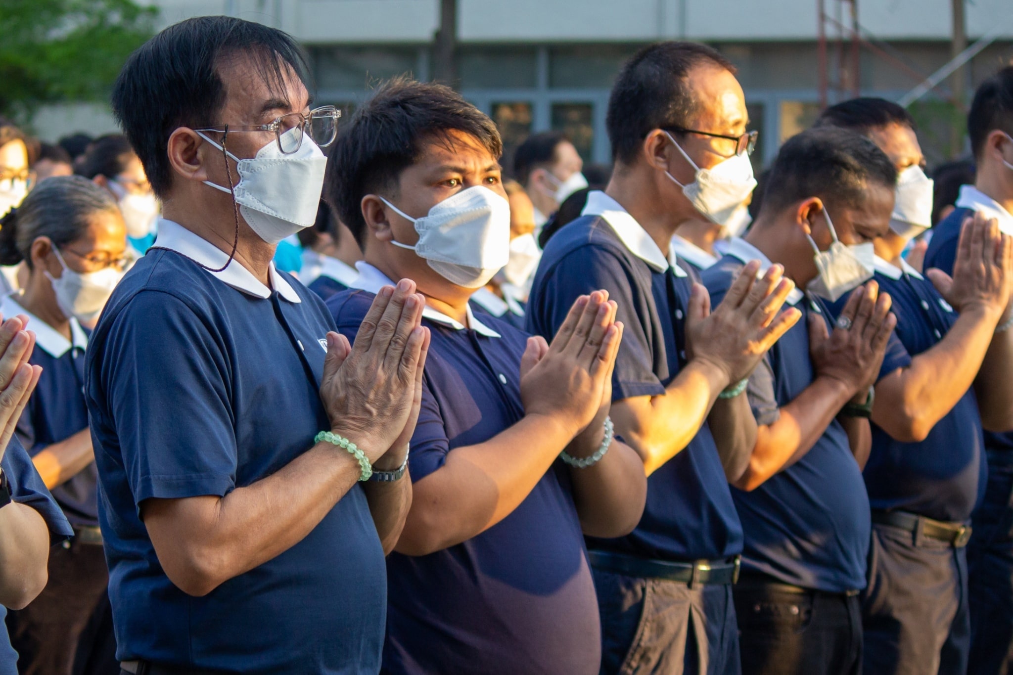 “We expect the three steps and one bow every year and we’re always willing to join,” says volunteer Wilfredo Ortiz Jr. (second from left). “As disciples of Master Cheng Yen, we offer ourselves as her volunteers [by making the full prostration].”【Photo by Marella Saldonido】