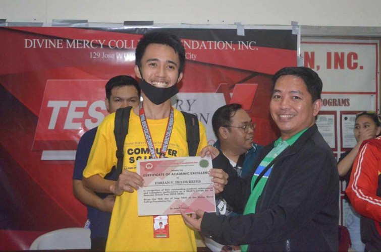 Not one to let his visual impairment get in the way of his education, Edrian de los Reyes (left) receives a Dean’s Lister certificate for his exemplary academic performance. 