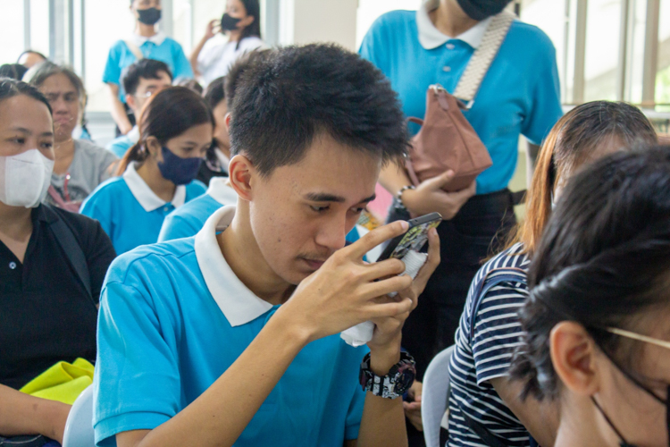 Legally blind due to Lever's Hereditary Optic Neuropathy, Edrian de los Reyes lost his central vision when he was 15. But he hasn’t lost his will to succeed. The 23-year-old BS Computer Science incoming senior from Divine Mercy College Foundation commutes to school, worked as a livestreaming technician during the pandemic, and dreams of creating technology that is friendly to the blind. 【Photo by Marella Saldonido】