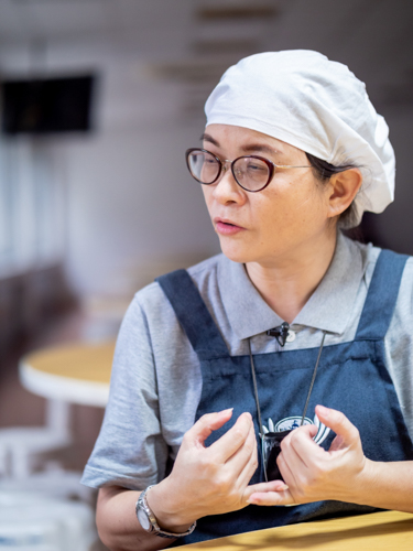 “I like kitchen work the best,” says Lili Yang. “Even if you don’t know what to do, there will always be someone to teach you.”【Photo by Daniel Lazar】