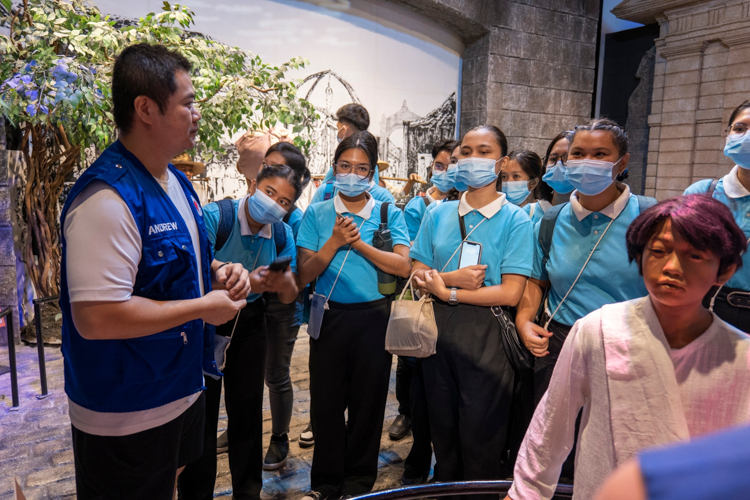 Tour guides discuss the relevant contributions of Chinese in various aspects of Philippine life. 【Photo by Matt Serrano】