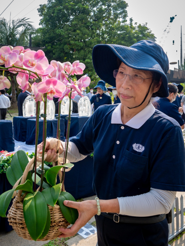 Busy till the hours before the Buddha Bathing ceremony, Betty Wu was at the markets before the crack of dawn, purchasing fresh flowers for the 3-in-1 event. 【Photo by Daniel Lazar】