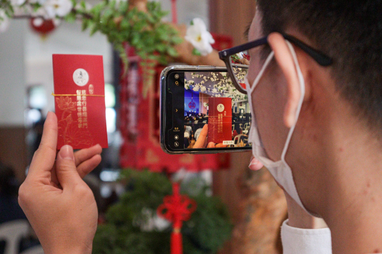 Each guest received angpao from Dharma Master Cheng Yen, a traditional New Year token containing a commemorative Tzu Chi coin and three grains or rice representing discipline, determination, and wisdom. 