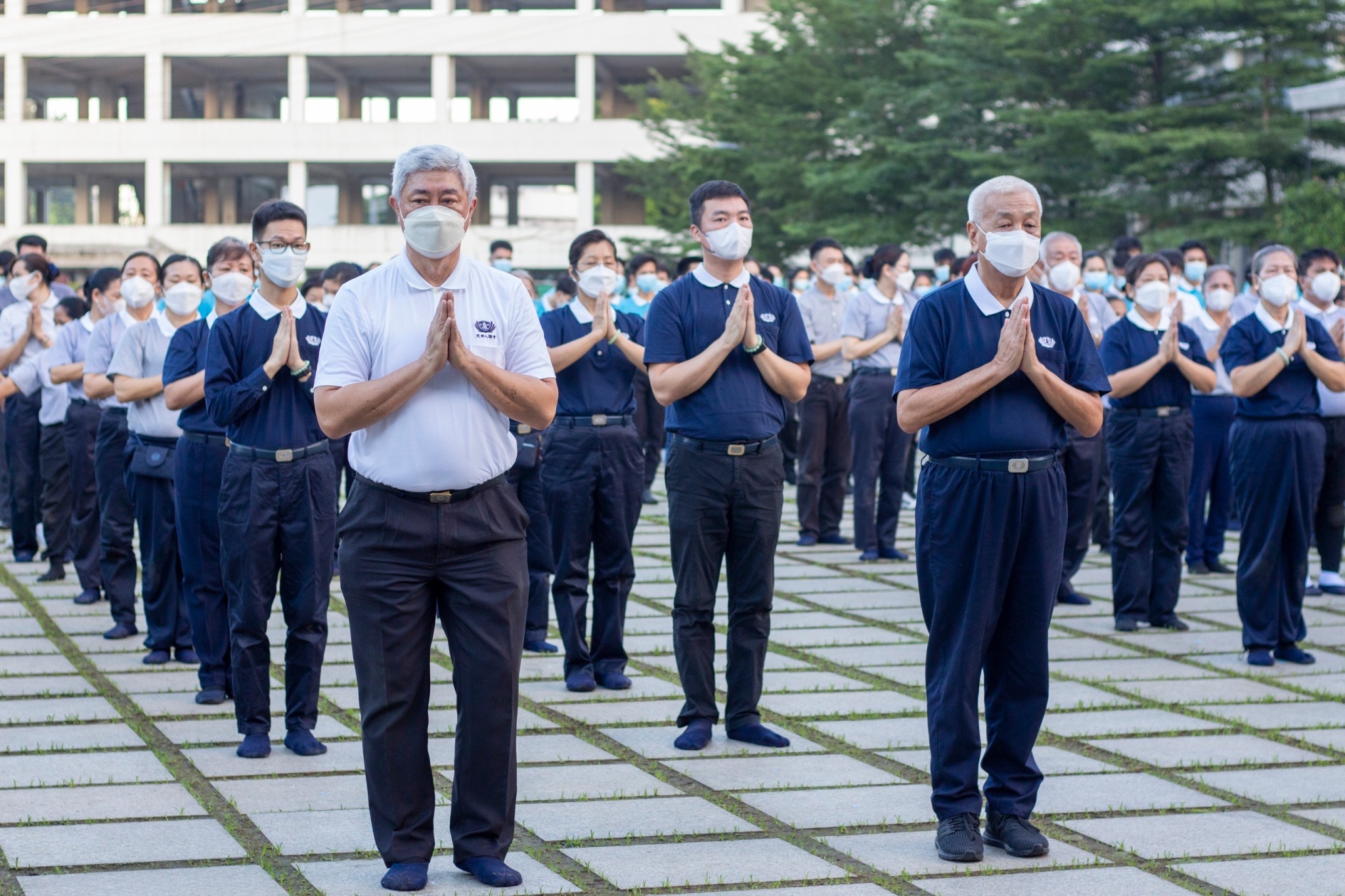 TIMA founding member Dr. Jo Qua (in white) stands alongside Tzu Chi Philippines CEO Henry Yuñez in the 3 steps and 1 bow ceremony.【Photo by Matt Serrano】