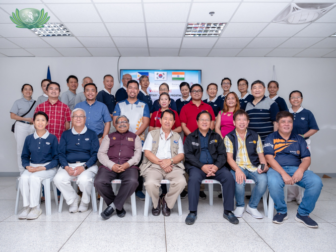 zu Chi volunteers and key leaders of Rotary International India and the Philippines pose for a group photo.【Photo by Daniel Lazar】