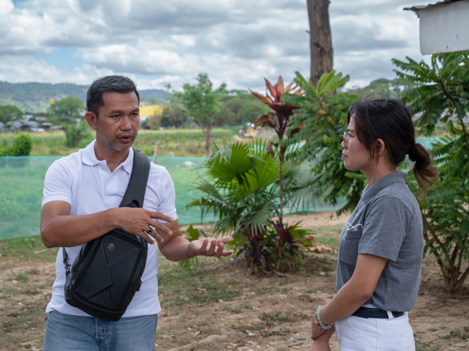 Eddie Atilao of QC’s Sustainable Development Affairs (left) chats with Office of the CEO, Tzu Chi Program Officer Lineth Brondial. 【Photo by Daniel Lazar】