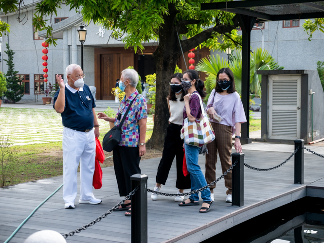 Families who chose to spend Chinese New Year morning at the Buddhist Tzu Chi Campus in Sta. Mesa, Manila, enjoyed the fresh air, lush trees, and the serene sight of a lotus and koi pond. 【Photo by Daniel Lazar】