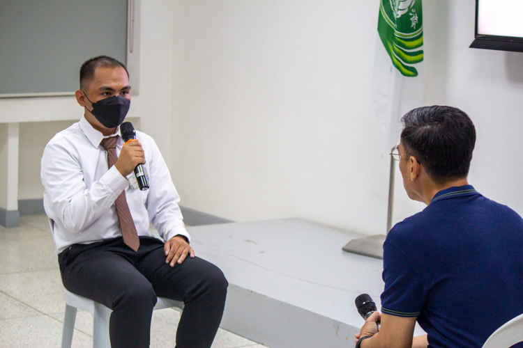 Tzu Chi scholar Elgene Carreon (left) volunteers to answer guest speaker Darwin Soriano’s mock interview questions. 【Photo by Marella Saldonido】