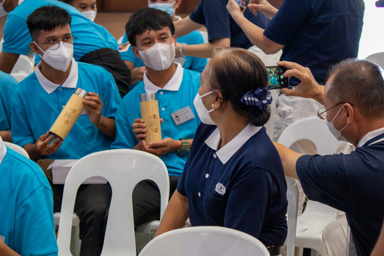 Scholars from out of town each received a bamboo tumbler as a remembrance of their participation in the camp. 【Photo by Marella Saldonido】 