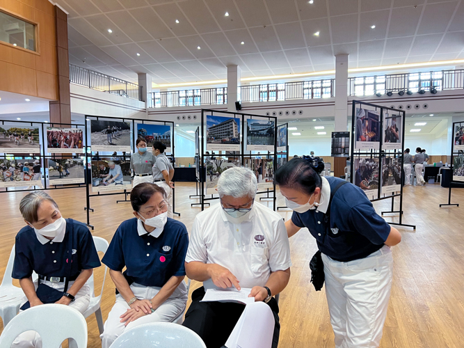 Dr. Jo Qua (in white), a pioneer of Tzu Chi’s medical missions, goes over the list of volunteers and doctors with Tzu Chi commissioners. 