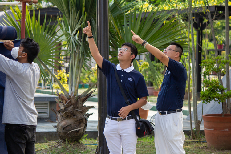 Moving nonstop in the days leading up to the 3-in-1 celebration, Kinlon Fan (center) was responsible for creating the floor plan to guide participants in executing a perfect circular formation during the Buddha Bathing ceremony. Event head Wilson Hung (right) is grateful to volunteers like Kinlon for helping make this year’s Buddha Day bigger and better than the last.【Photo by Marella Saldonido】