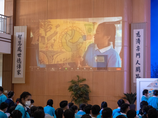 Participating via Zoom, a Bicol scholar discusses the details of the poster she and her teammates made to fellow scholars. 【Photo by Daniel Lazar】