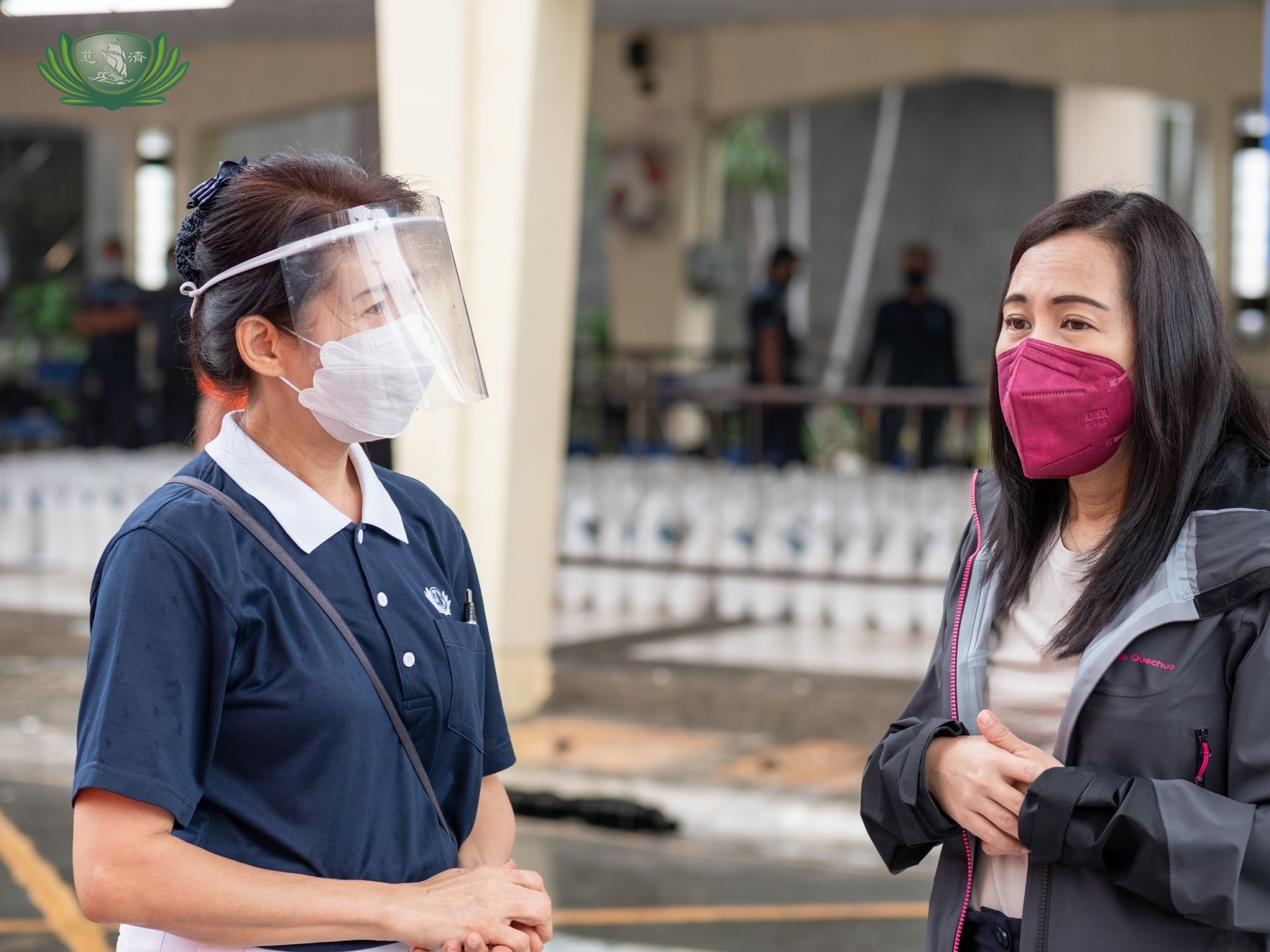 Tzu Chi volunteer Woon Ng (left) chats with Quezon City Mayor Joy Belmonte. 【Photo by Jeaneal Dando】