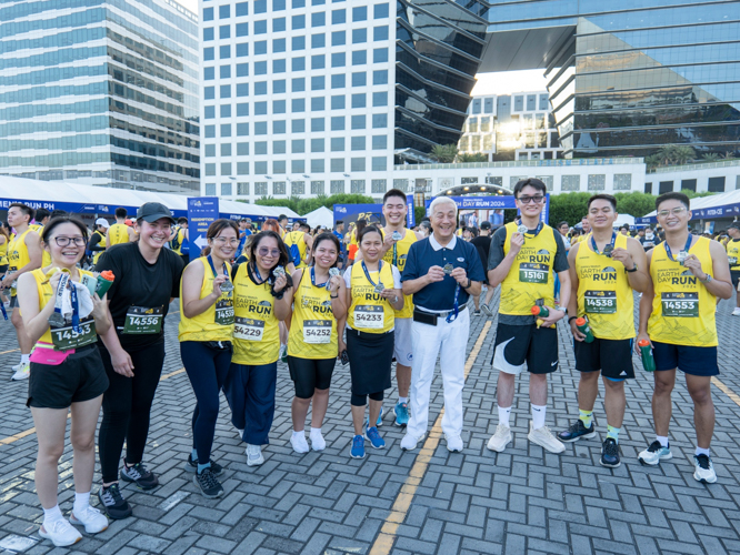 Over 60 Tzu Chi volunteers participated in this year’s Galaxy Watch Earth Day Run organized by Runrio. Here, some of them proudly display their finisher medals. 【Photo by Matt Serrano】