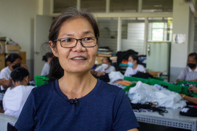 Tzu Chi volunteer Elvira Chua is happy to be part of the upcycling initiative and grateful to the person who taught her how to make floor mats using excess fabric from socks.【Photo by Harold Alzaga】