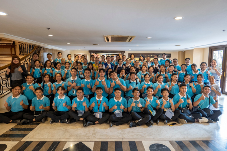 Tzu Chi volunteers and scholars pose with the staff of Bahay Tsinoy. 【Photo by Matt Serrano】