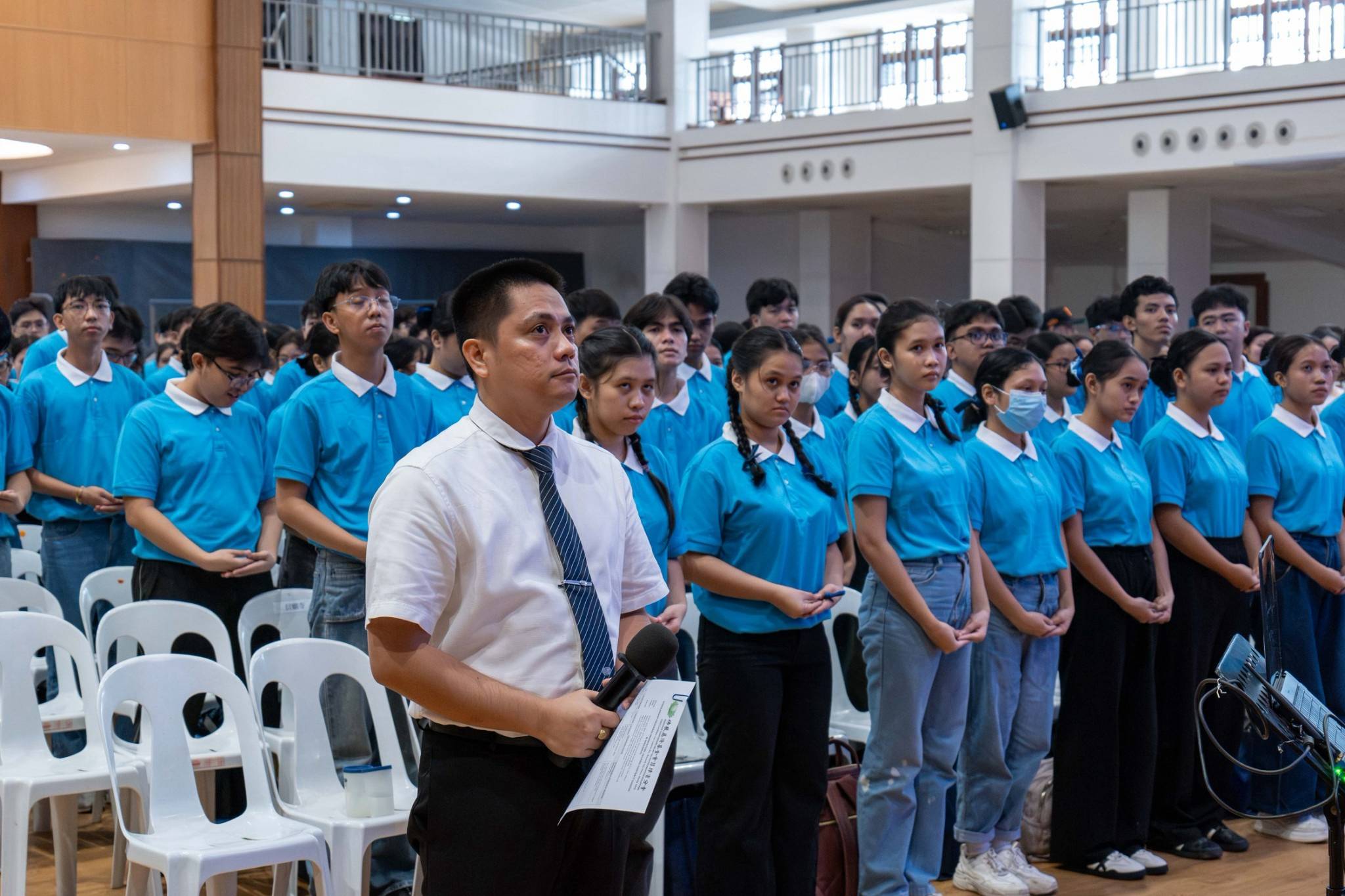 Tzu Chi Charity Department Head Mine Heart Tantoy guides new scholars through contract signing and policy orientation.