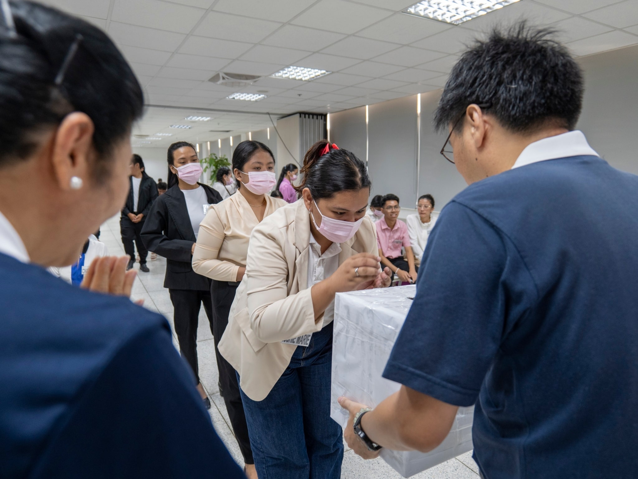 Tzu Chi scholars donated money to victims of the recent magnitude 7.4 earthquake in Taiwan. 【Photo by Matt Serrano】