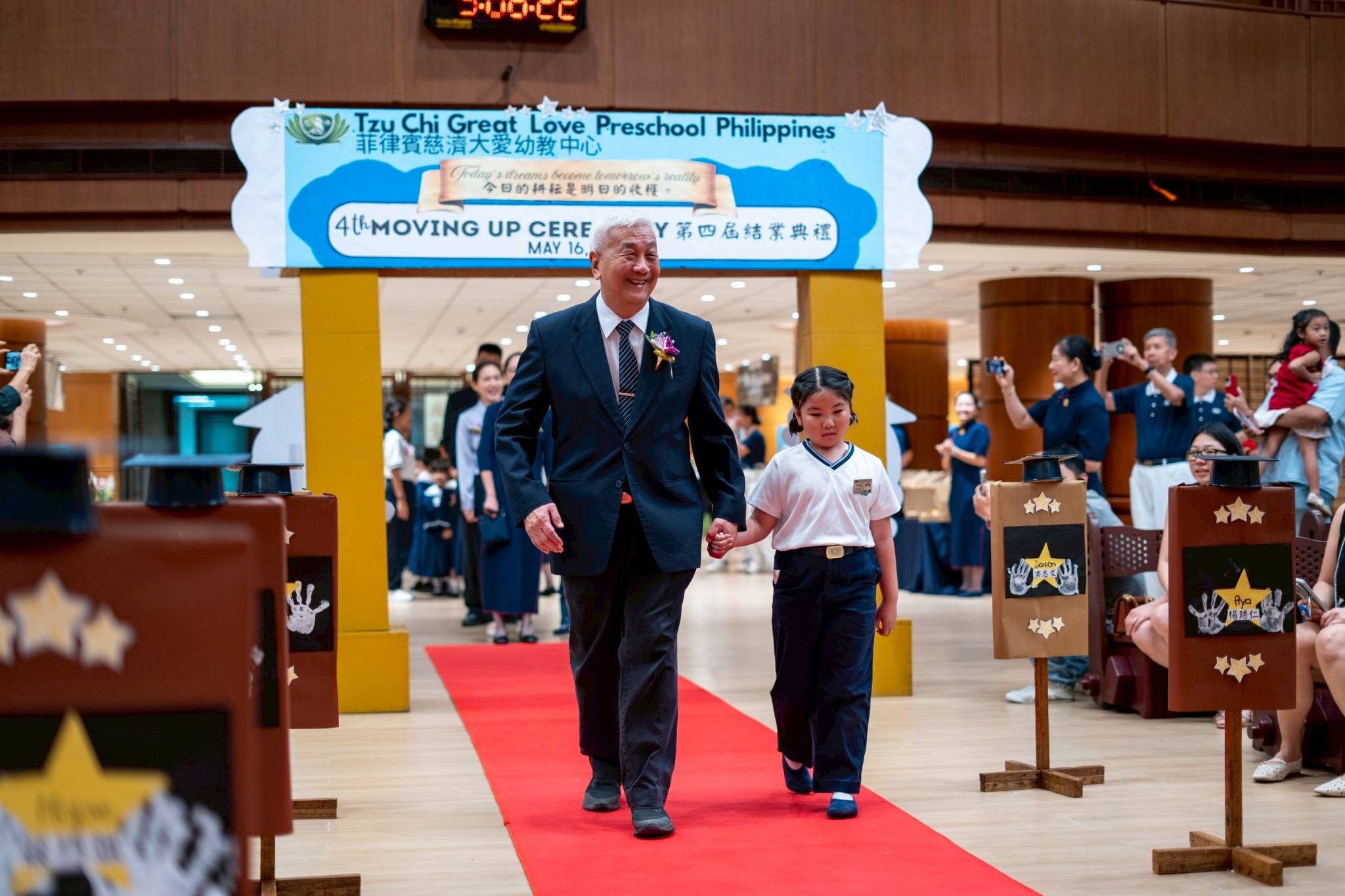 Tzu Chi Philippines CEO Henry Yuñez leads the march of the preschool’s board of directors on the red carpet. 