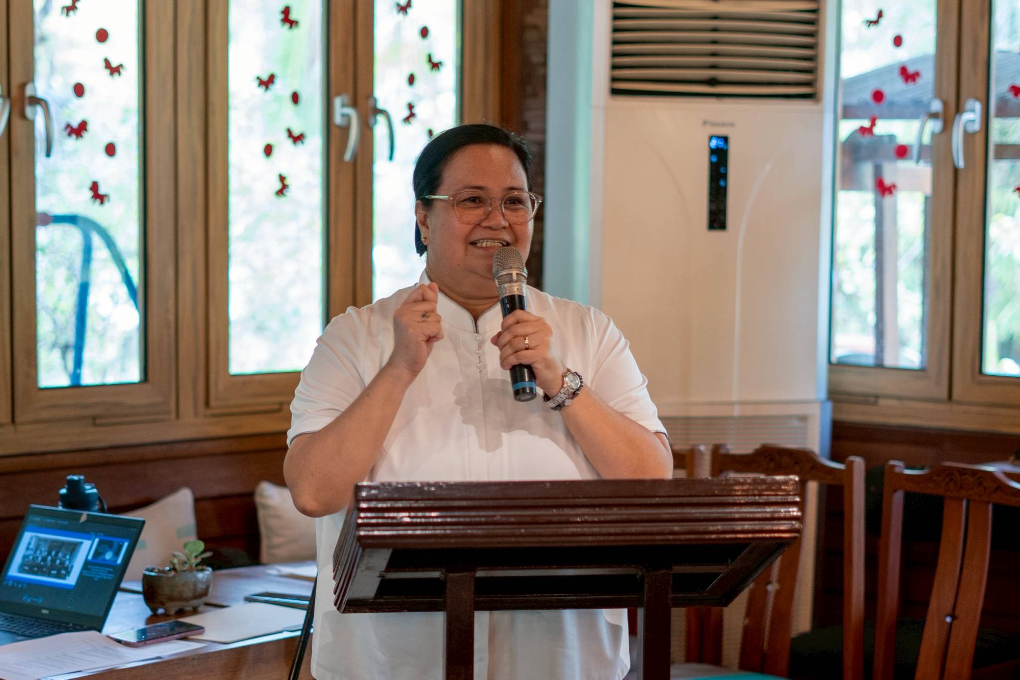Tzu Chi Head of Technical-Vocational Programs Dolly Alegado Cruz gives a brief history of Tzu Chi’s Technical-Vocational Scholarship Program.