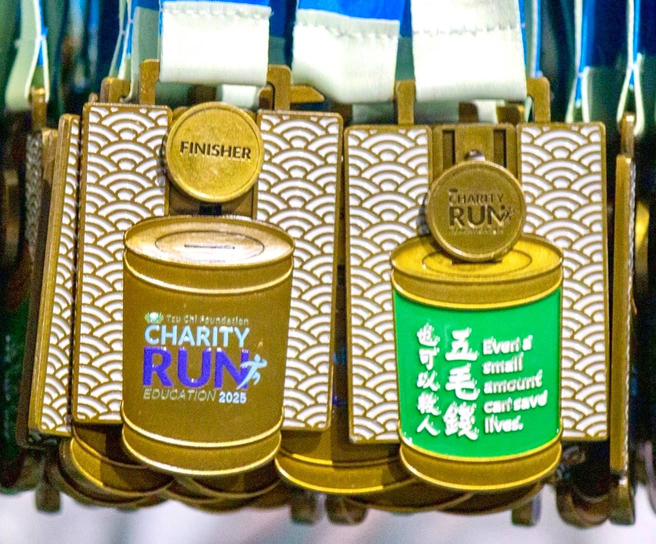 The medal held special significance for the run, featuring a coin-can design that symbolized Tzu Chi’s spirit of small, consistent giving.