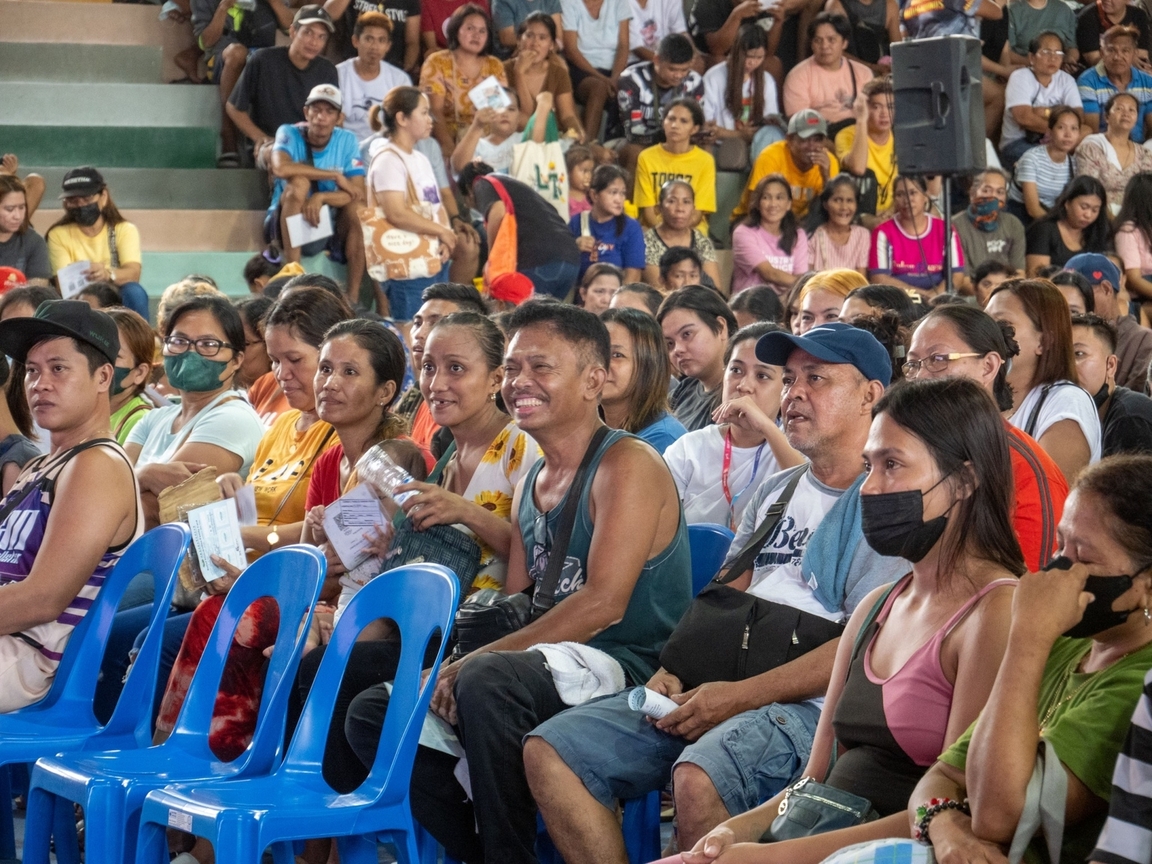 Before the distribution of relief goods, beneficiaries listen as volunteers provide emotional comfort and share the valuable teachings of Tzu Chi founder Dharma Master Cheng Yen.