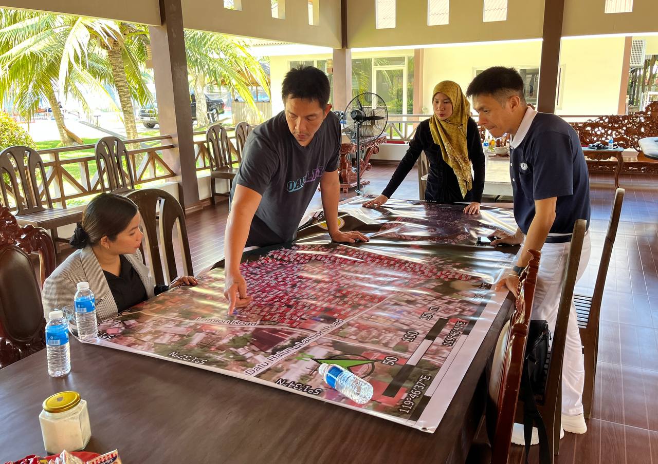 Tzu Chi volunteers plan the distribution of assistance to the community, ensuring timely support for the affected families. 