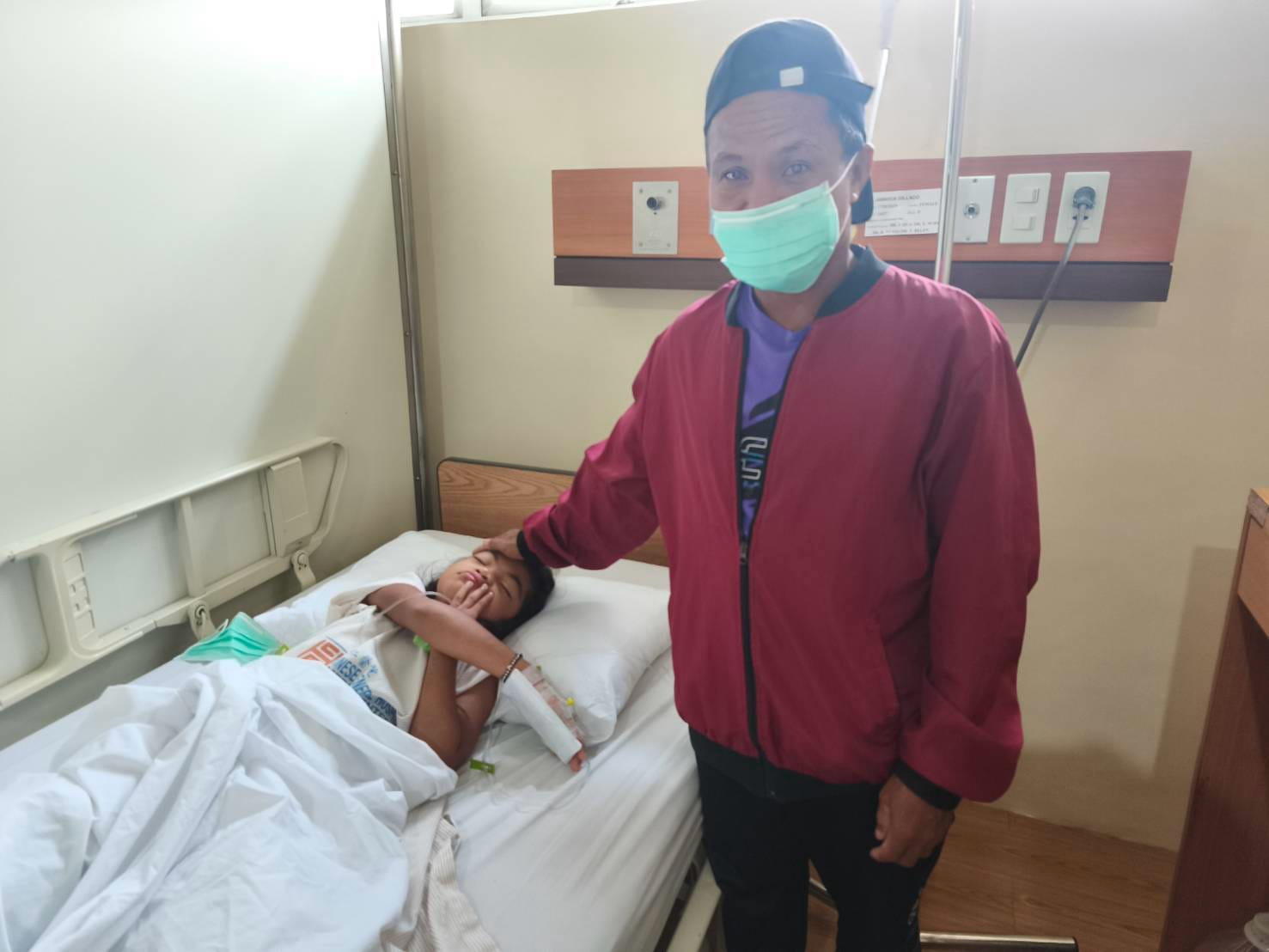 With the chance to heal, Jamaica Gillado bravely underwent surgery on her right foot, with her father Ninoy staying by her side. 