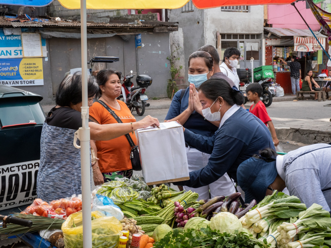 Tzu Chi volunteers solicit donations from pedestrians in Brgy. Malanday, Marikina City for the earthquake victims in Turkey and Syria. 【Photo by Marella Saldonido】