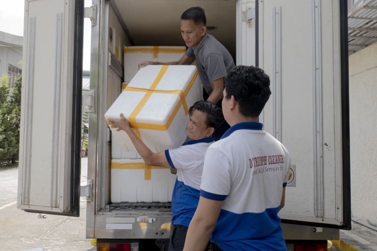 Tzu Chi staff helped Philippine Normal University personnel load six boxes of cauliflower weighing 60 kilos and four boxes of choy sum totaling 22 kilos into their university’s service vehicle.