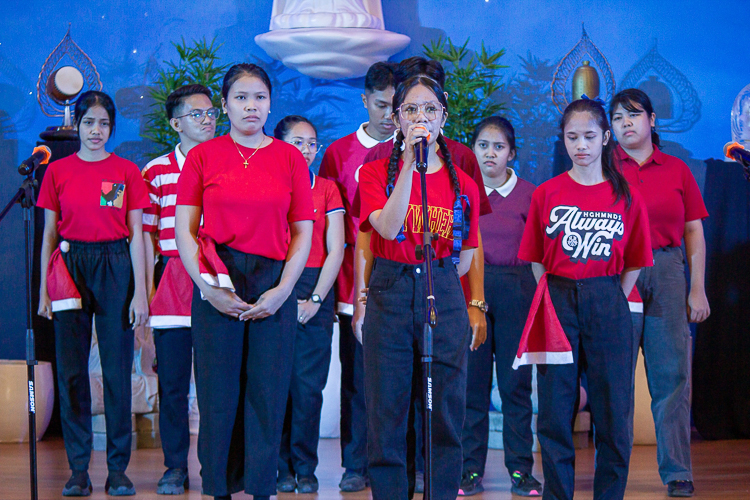 Tzu Chi scholars from the Philippine Normal University (PNU) at the Christmas Carol Contest【Photo by Marella Saldonido】