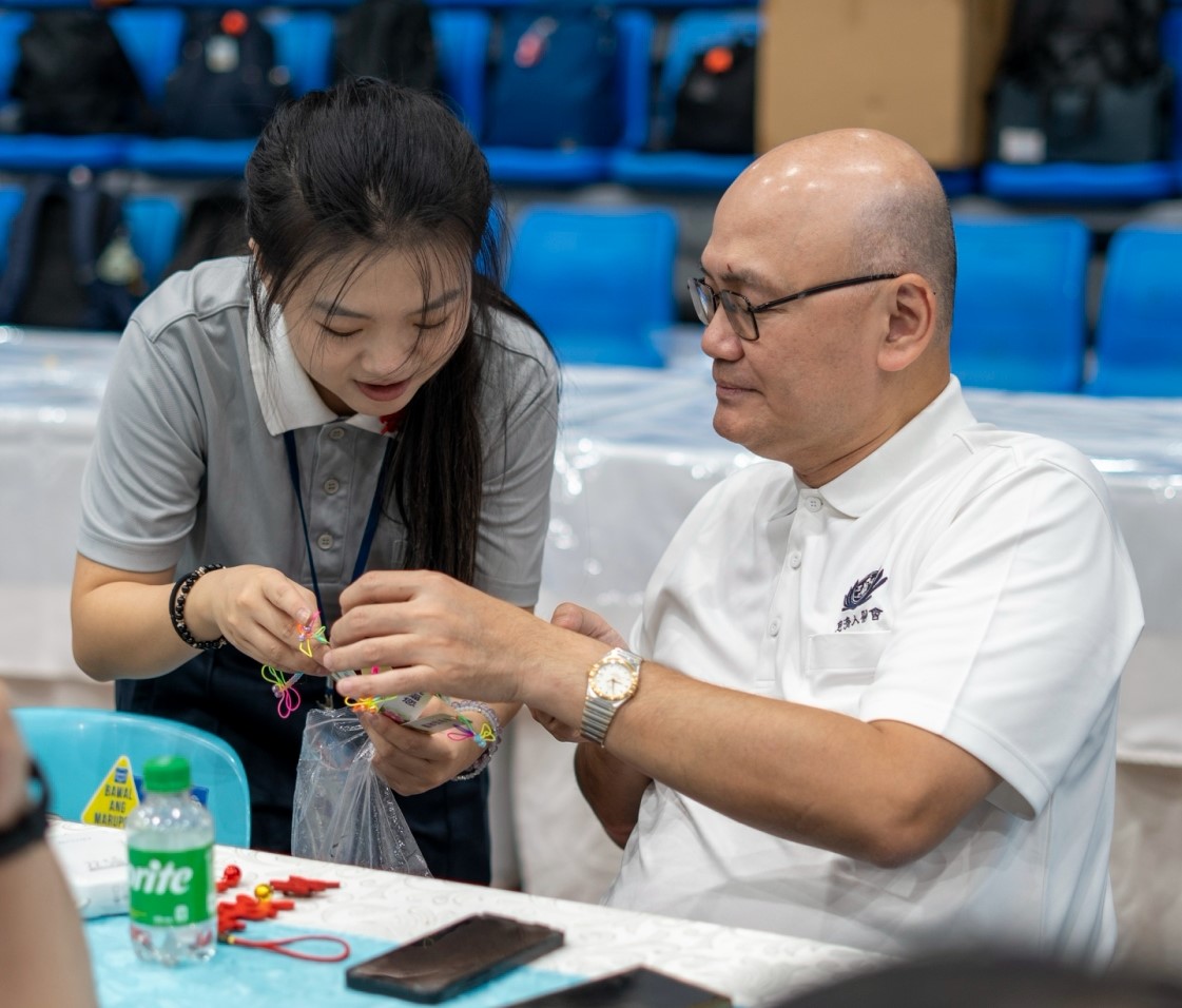 Honoring dedicated service, a Tzu Chi University student from Taiwan presents a souvenir to a TIMA doctor.