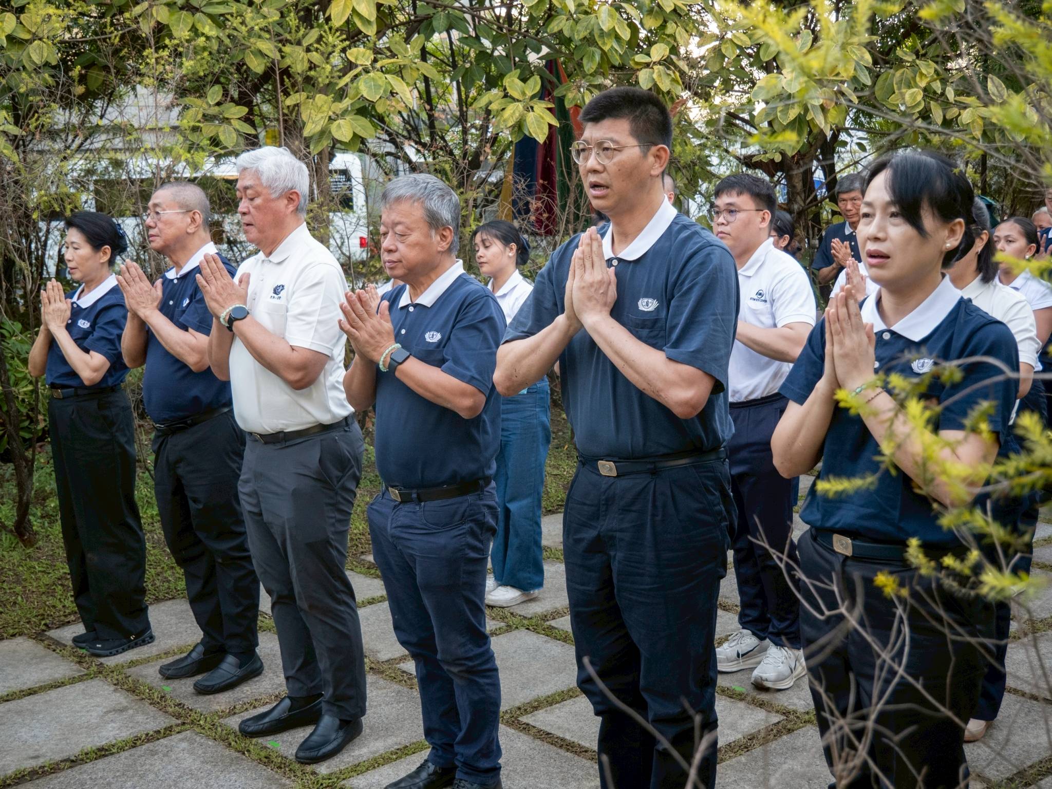 Tzu Chi volunteers, TIMA doctors, scholars, families, and guests join together in the solemn ritual of three steps and one bow.