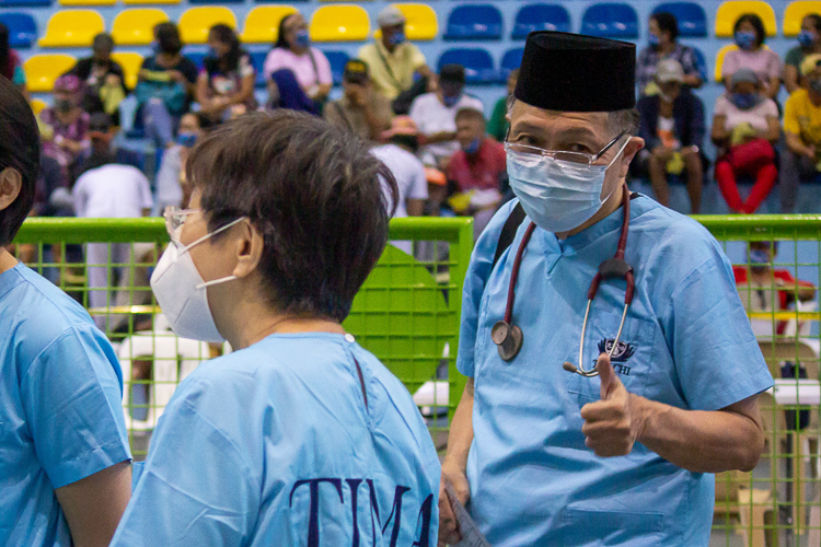 Dr. Jose Ramon “Chito” Guzman poses for a photo before the start of the medical mission. 【Photo by Marella Saldonido】