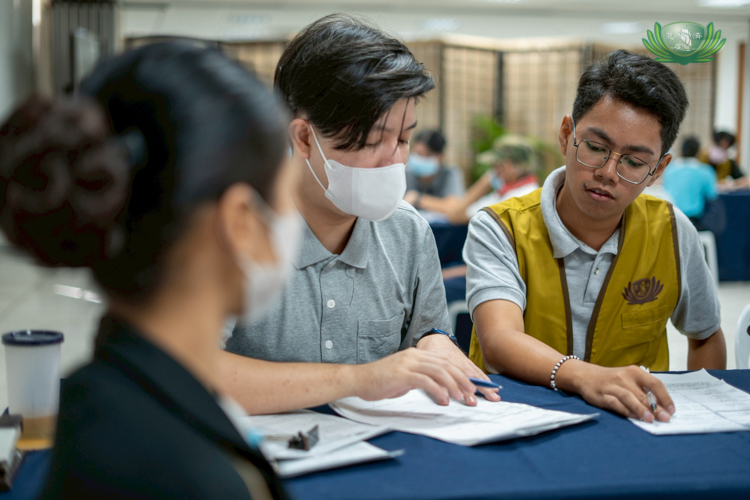 For former scholar Kenneth Lagonilla (in Tzu Chi vest), volunteering for the reapplication of scholars was an eye-opening experience. “There’s so much involved in the process. Everything is computed. We even have to know how much they spend for utilities—it’s that specific! I’m learning a lot from the more experienced volunteers I’m grouped with.”
